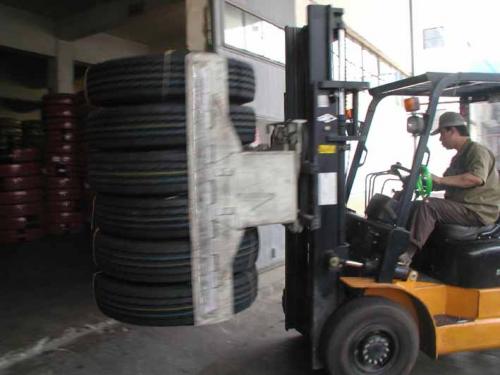 Kllapë gomash me Forklift